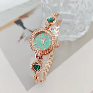 Elegante orologio da donna in oro rosa con cristallo verde a cuore e lunetta di strass.