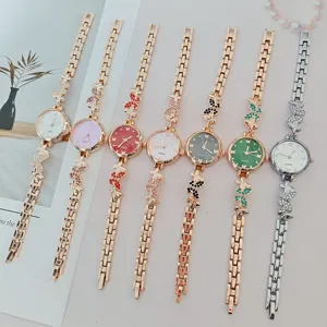 Detailansicht mehrfarbiger Damen Quarzuhren mit Kristall Schmetterling Armbändern und Zifferblatt.