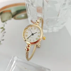 Reloj de pulsera de cuarzo dorado para mujer, reloj elegante y minimalista con esfera blanca.