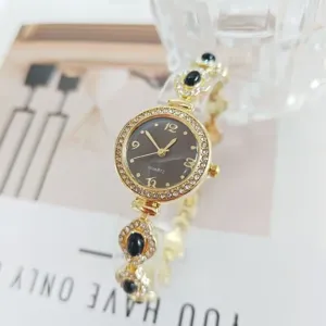 Elegante Damen Quarzuhr Armbanduhr mit funkelnden Strasssteinen und schwarzen Steinen.