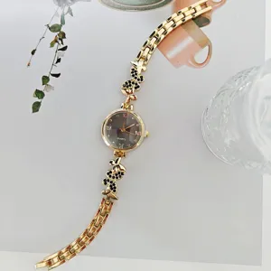 Elegante goldene Damen-Quarzuhr mit zartem Strass-Schmetterlings-Armband und feinem Design.