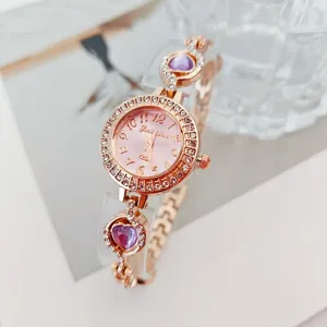 Orologio da donna al quarzo di lusso con quadrante rosa, lunetta strass e bracciale cuore.