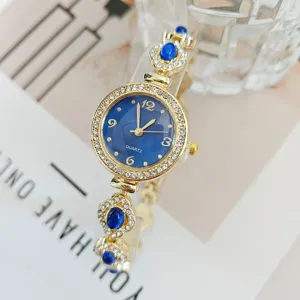 Detailaufnahme einer luxuriösen Damen-Quarzuhr mit blauen Steinen und funkelnden Strasssteinen.