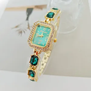 Vista dettagliata dell'elegante orologio da polso al quarzo verde con brillanti strass.