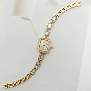 Orologio al quarzo da donna in oro con quadrante quadrato in strass e cinturino elegante in cristallo