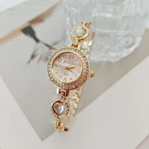 Orologio da donna al quarzo dorato in dettaglio, elegante bracciale a catena con cuore chic.