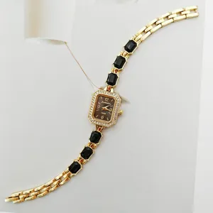 Orologio al quarzo da donna dorato con maglie in pietra nera e quadrante quadrato con strass.