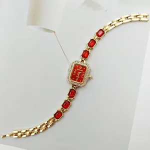 Orologio al quarzo quadrato con quadrante rosso brillante e maglie di bracciale in pietra.