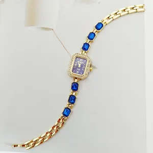 Orologio da polso al quarzo da donna dorato con quadrante quadrato e pietre blu eleganti.