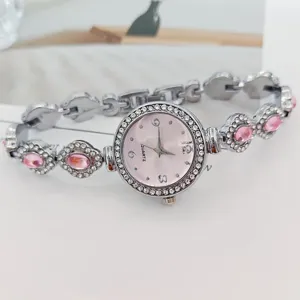 Elegante Damen Quarzuhr mit rosafarbenem Zifferblatt und funkelnden Kristall-Armbandgliedern.