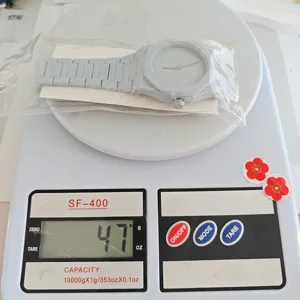 Gedetailleerd overzicht van casual mode kunststof quartz horloge, lichtgewicht ontwerp 47g.