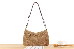 Detail de sac a bandouliere en paille tisse a la main, accessoire feminin style plage