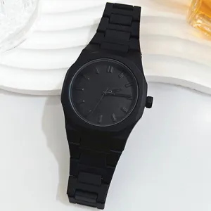 Gedetailleerd uitzicht op een minimalistisch zwart quartz horloge met geometrische bezel.