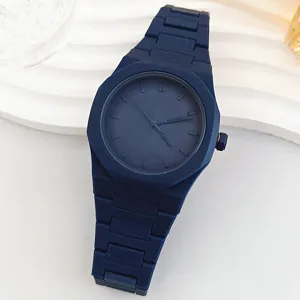 Donkerblauwe kunststof quartz horloge detail, minimalistisch achthoekig ontwerp.