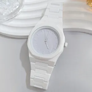 Gedetailleerde close-up van minimalistisch wit kunststof quartz horloge met strak wijzerplaat.