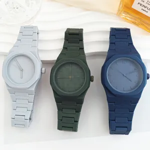 Gedetailleerd overzicht van drie silicone band quartz horloges met minimalistische wijzerplaat.