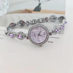 Nahaufnahme Detail der Damen Quarzuhr, Strass-Lünette, lila Zifferblatt & Kristallarmband.