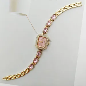 Elegante orologio da polso al quarzo da donna dorato con cinturino in cristalli rosa e strass.