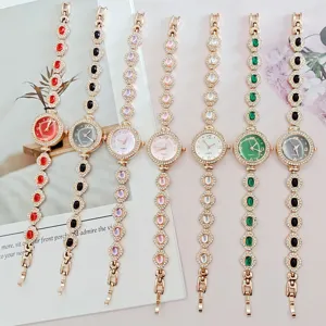 Damen Quarzarmbanduhr mit funkelnden Strasssteinen und elegantem Farbstein Gliederarmband.