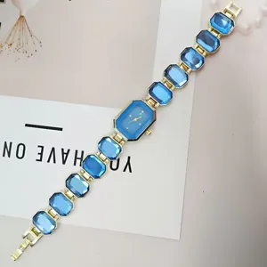 Blaue Kristall Strass Quarzuhr mit goldener Metallarmband für Damen Mode Luxus Stil.