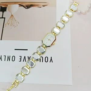 Detailansicht der Damen Quarzuhr im modischen Design mit klaren Strassstein Armband.