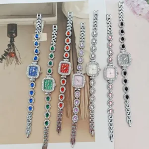 Elegante Damen Quarz Armbanduhr mit Strass, quadratisches Zifferblatt in Nahaufnahme.