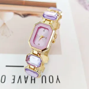 Elegante Damen Quarz-Uhr mit goldem Metallgehaeuse und violetten Kristallen modisches Accessoire.