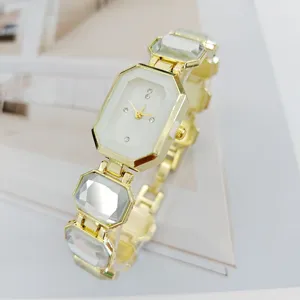 Elegante Damen Quarzwatch mit achteckigem Zifferblatt und glitzernden Kristall Armband.