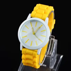 Nahaufnahme des stilvollen gelben Silikonarmband-Quarzuhr mit weißem Zifferblatt und Markierungen.