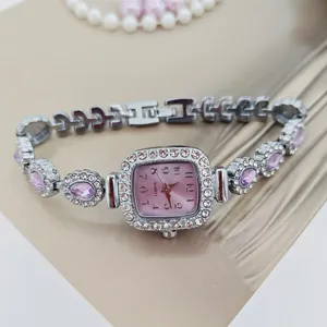 Exquisite quadratische Damen Quarzuhr mit Zirkonia, rosa Zifferblatt und feinem Armband.