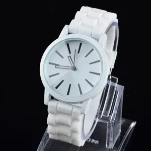 Detailaufnahme einer weißen Silikonarmbanduhr mit Quarzwerk und minimalistischem runden Zifferblatt.