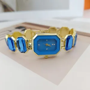 Elegante Damen Quarzuhr mit blauen Edelsteinen und goldfarbenen Gliedern für mode Details.