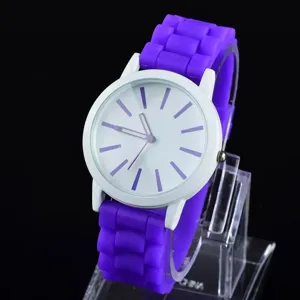 Lila Silikonarmband Quarzuhr mit weißem Zifferblatt, schlichte modische Detailansicht.