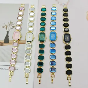 Detailansicht der Damen Strass Quarzuhr mit bunten Kristallgliedern und goldenem Metallarmband.