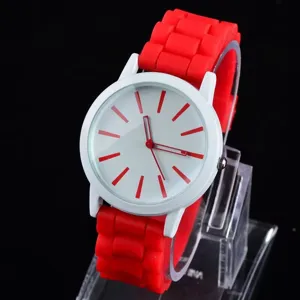 Minimalistische Quarzuhr mit rotem Silikonarmband und weissem Zifferblatt fuer Alltagsmode.