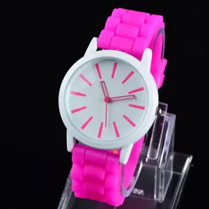 Detailansicht modischer Unisex Silikon QuarzUhr mit weißem Zifferblatt und rosa Armband.