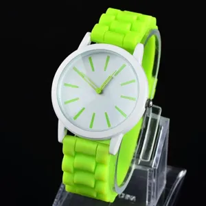 Grüne Silikonarmband Quarzwatch mit weißem runden Zifferblatt und minimalistischen Indizes.