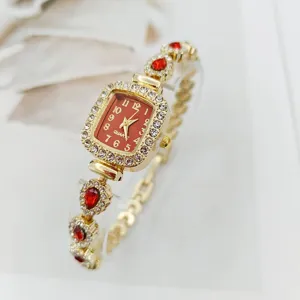 Elegante quadratische Strass Quarzuhr für Damen mit rotem Zifferblatt und Armband.