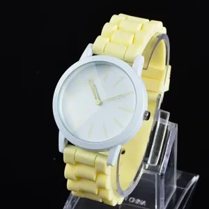 Minimalistische Quarzuhr mit weißem Gehäuse und gelbem Silikonarmband für den Alltag.