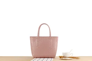 Bolso tote de plástico tejido rosa, lindo bolso color macaron para uso diario casual.