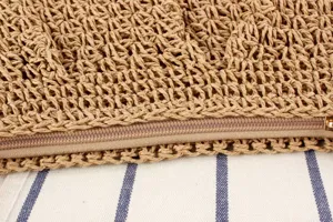 Gros plan détaillé d'un sac à épaule en paille tissée main avec fermeture éclair.