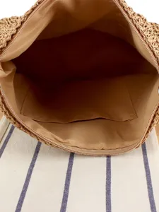 Sac à épaule en paille tissée à la main, vue intérieure, sac fourre-tout de vacances de plage.