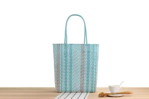 Vista dettagliata della grande borsa a tracolla intrecciata blu, borsa impermeabile.