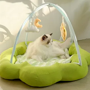 Süßes blumenförmiges Katzenbett mit Spielbogen und Plüschspielzeug für alle Saison.