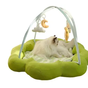 Gruenes Blumen-Haustierbett mit Bogen-Spielbogen und plueschigen Spielzeugen fuer Katzen.