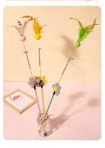 Juguete interactivo para gatos con resorte de acero, plumas coloridas y flores de fieltro.