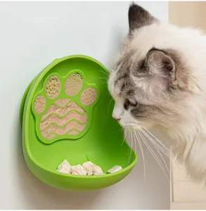 Dettaglio della ciotola anti-ingordigia in silicone per animali con supporto a parete.