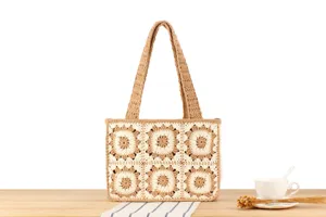 Vue détaillée d'un sac cabas en crochet de coton fait main avec un motif floral élégant.