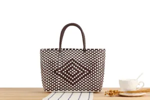 Vista dettagliata della borsa intrecciata in plastica con motivo a rombi per spiaggia.