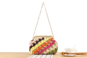 Borsa in paglia intrecciata colorata artigianale, dettaglio che mostra la fine fattura.